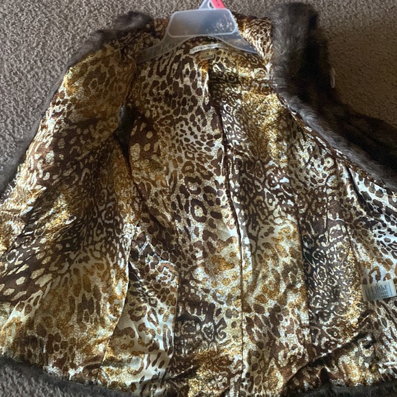 Fur Hooded Vest ! Very high end! Great price worn once. Non smoker - Picture 3 of 5